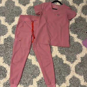 Figs scrubs Zamora jogger pants in XS and Catarina one pocket top in XS.